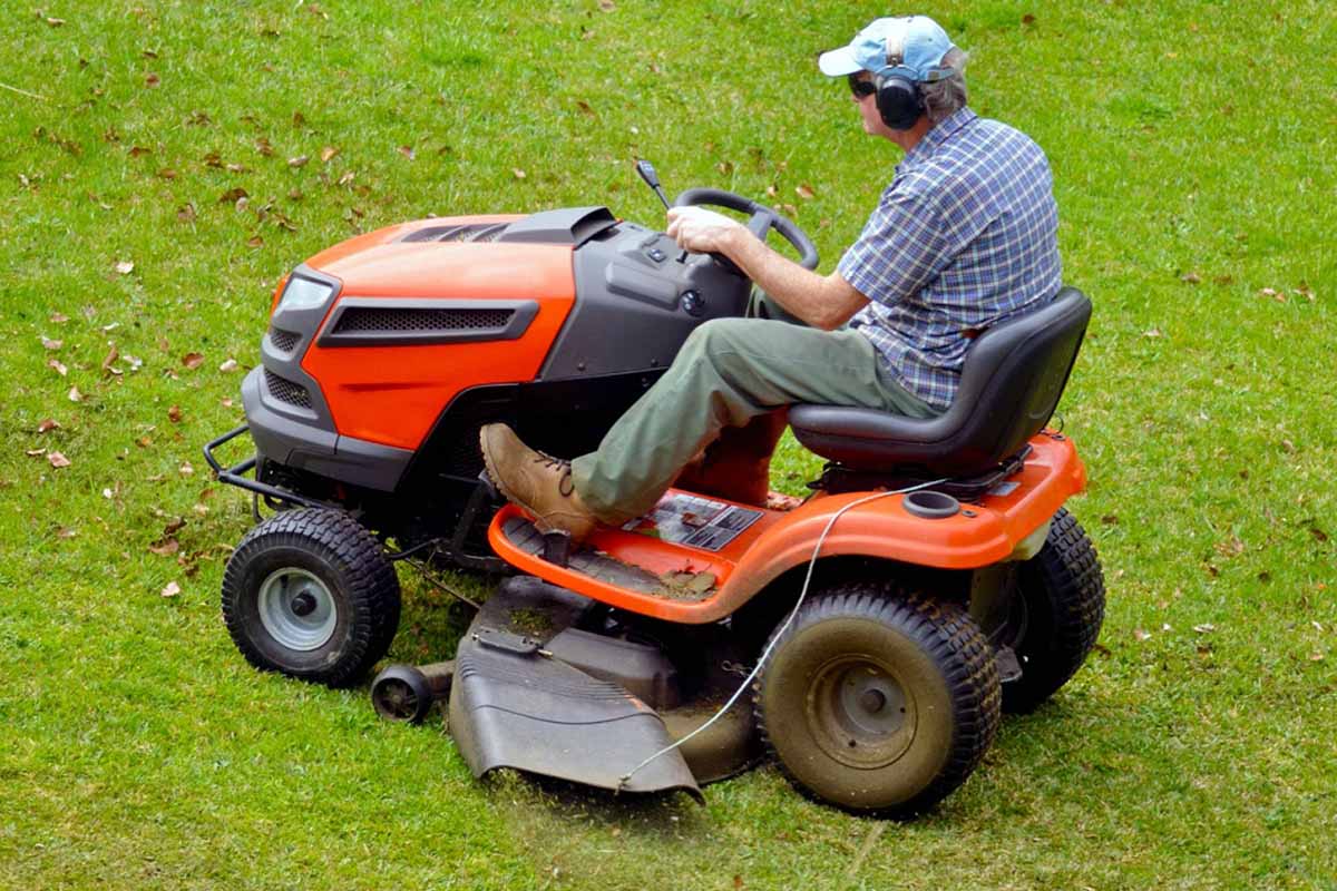 Photo machine à tondre la pelouse